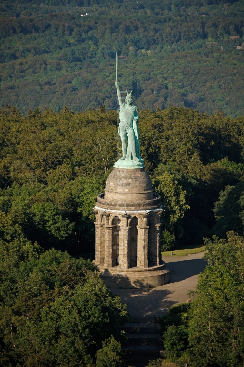 Aerial image Detmold - Tourist attraction of the historic monument Hermannsdenkmal on forest Teuteburger Wald in Detmold in the state North Rhine-Westphalia