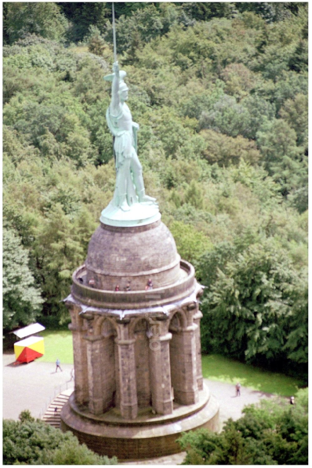 Aerial photograph Detmold - Tourist attraction of the historic monument Hermannsdenkmal on forest Teuteburger Wald in Detmold in the state North Rhine-Westphalia