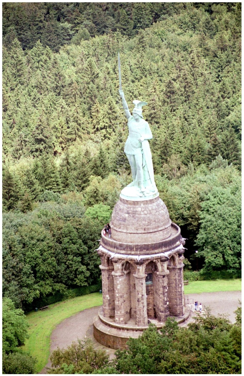 Detmold from the bird's eye view: Tourist attraction of the historic monument Hermannsdenkmal on forest Teuteburger Wald in Detmold in the state North Rhine-Westphalia