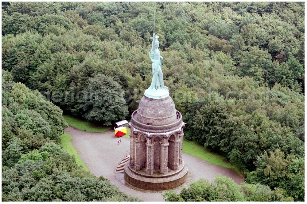 Detmold from the bird's eye view: Tourist attraction of the historic monument Hermannsdenkmal on forest Teuteburger Wald in Detmold in the state North Rhine-Westphalia