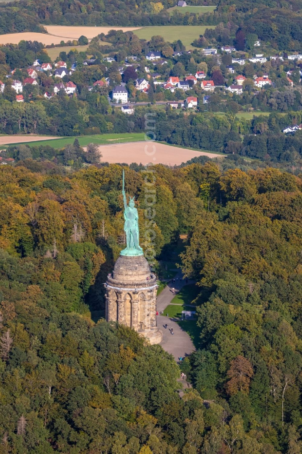 Detmold from the bird's eye view: Tourist attraction of the historic monument Hermannsdenkmal on forest Teuteburger Wald in Detmold in the state North Rhine-Westphalia