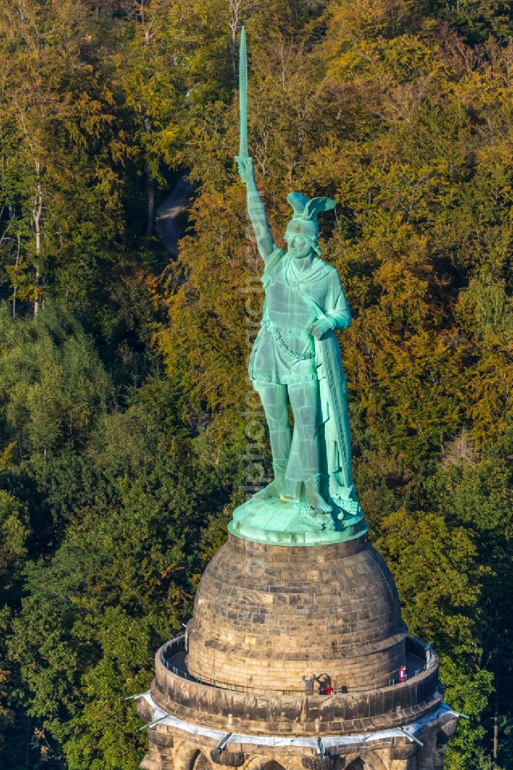 Aerial photograph Detmold - Tourist attraction of the historic monument Hermannsdenkmal on forest Teuteburger Wald in Detmold in the state North Rhine-Westphalia