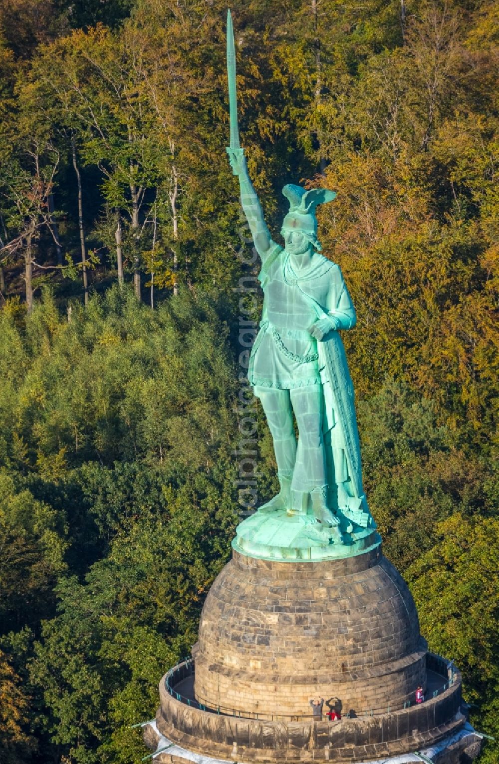 Detmold from the bird's eye view: Tourist attraction of the historic monument Hermannsdenkmal on forest Teuteburger Wald in Detmold in the state North Rhine-Westphalia