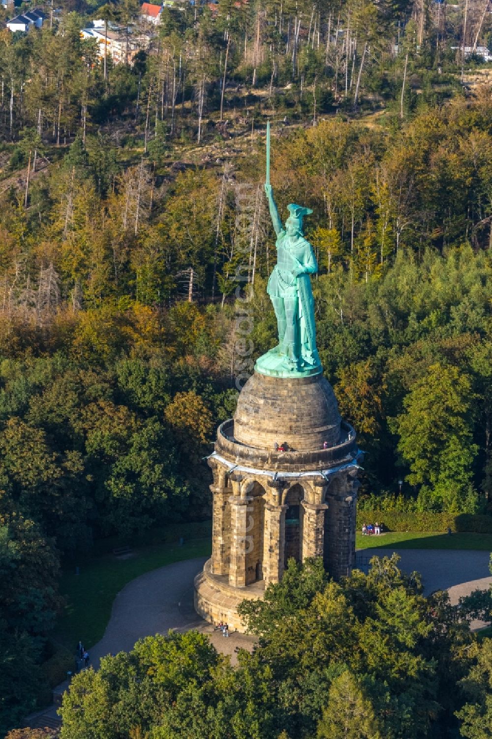 Aerial image Detmold - Tourist attraction of the historic monument Hermannsdenkmal on forest Teuteburger Wald in Detmold in the state North Rhine-Westphalia