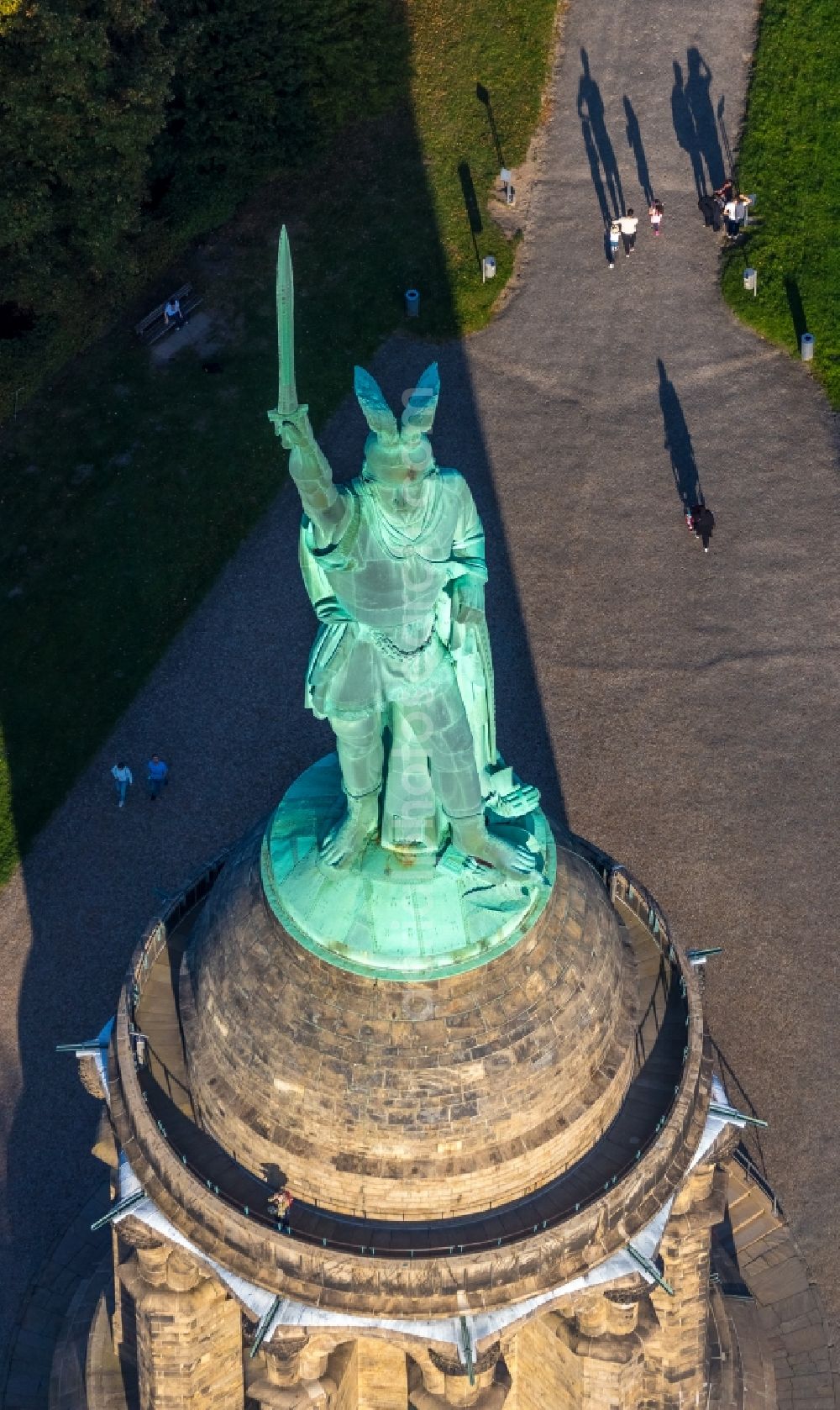 Detmold from the bird's eye view: Tourist attraction of the historic monument Hermannsdenkmal on forest Teuteburger Wald in Detmold in the state North Rhine-Westphalia