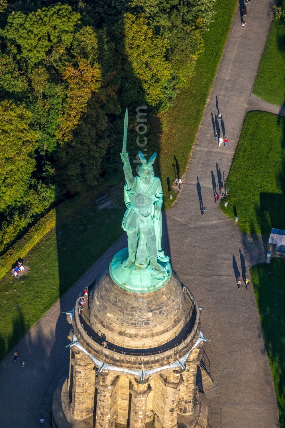 Aerial image Detmold - Tourist attraction of the historic monument Hermannsdenkmal on forest Teuteburger Wald in Detmold in the state North Rhine-Westphalia