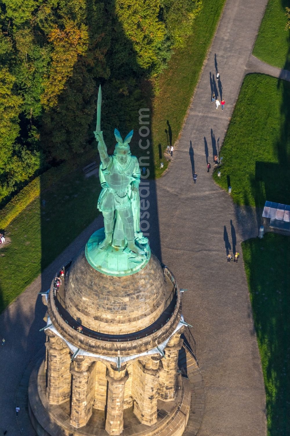 Aerial photograph Detmold - Tourist attraction of the historic monument Hermannsdenkmal on forest Teuteburger Wald in Detmold in the state North Rhine-Westphalia