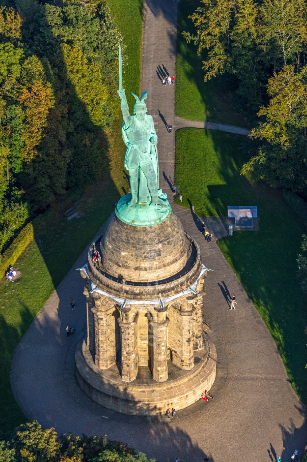 Aerial image Detmold - Tourist attraction of the historic monument Hermannsdenkmal on forest Teuteburger Wald in Detmold in the state North Rhine-Westphalia