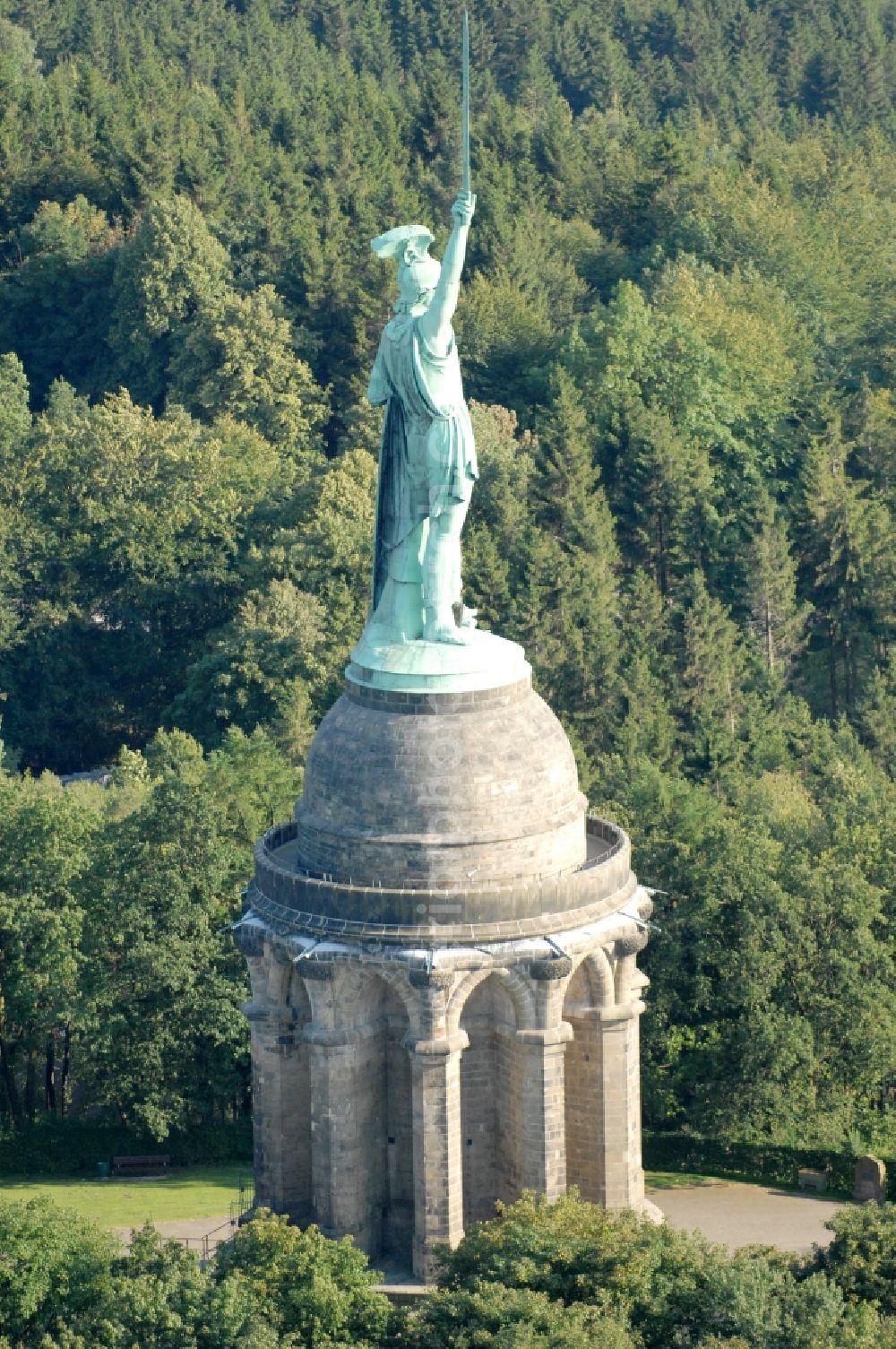 Detmold from above - Tourist attraction of the historic monument Hermannsdenkmal on forest Teuteburger Wald in Detmold in the state North Rhine-Westphalia