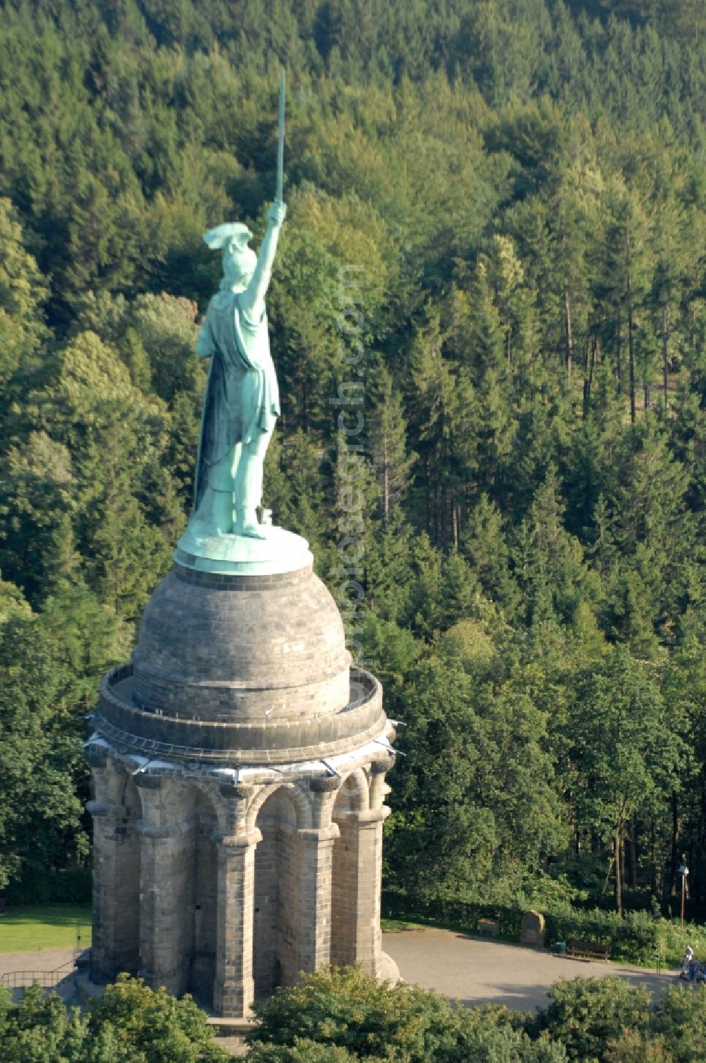 Detmold from the bird's eye view: Tourist attraction of the historic monument Hermannsdenkmal on forest Teuteburger Wald in Detmold in the state North Rhine-Westphalia