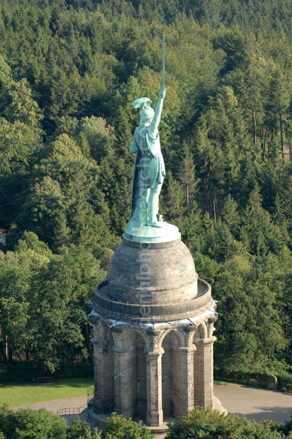 Aerial image Detmold - Tourist attraction of the historic monument Hermannsdenkmal on forest Teuteburger Wald in Detmold in the state North Rhine-Westphalia