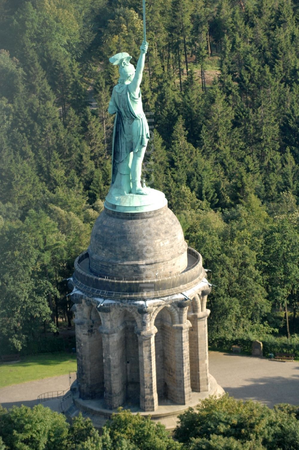 Aerial photograph Detmold - Tourist attraction of the historic monument Hermannsdenkmal on forest Teuteburger Wald in Detmold in the state North Rhine-Westphalia