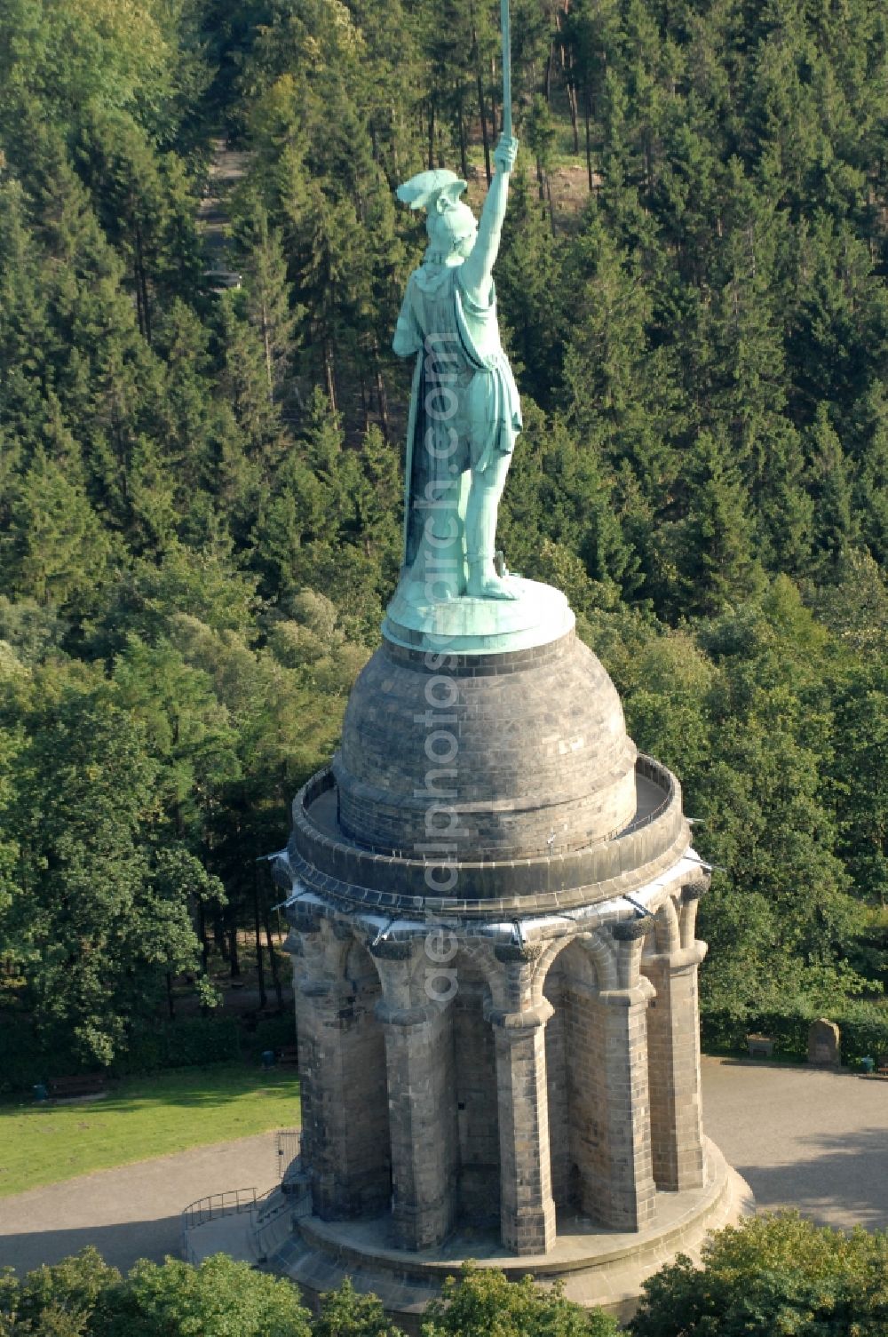 Detmold from above - Tourist attraction of the historic monument Hermannsdenkmal on forest Teuteburger Wald in Detmold in the state North Rhine-Westphalia