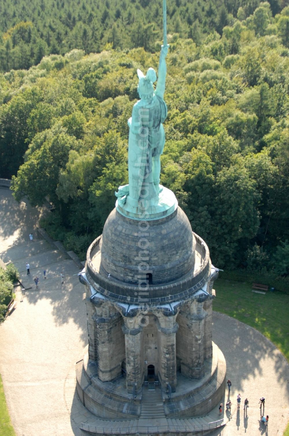 Detmold from the bird's eye view: Tourist attraction of the historic monument Hermannsdenkmal on forest Teuteburger Wald in Detmold in the state North Rhine-Westphalia