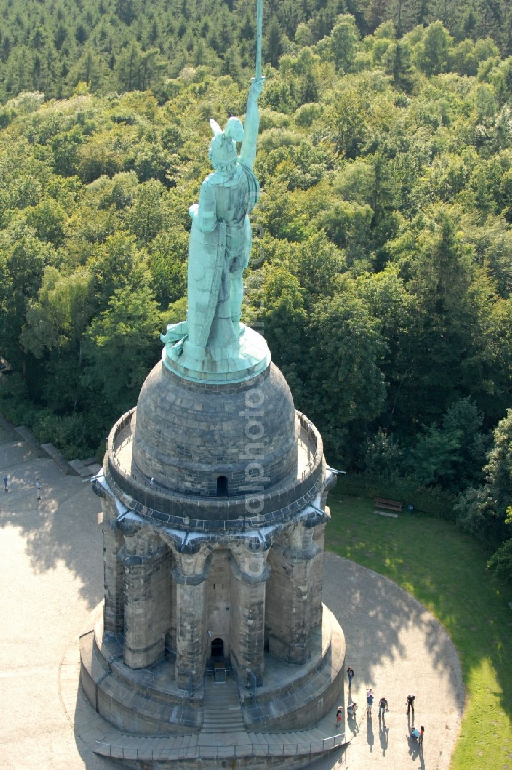 Aerial image Detmold - Tourist attraction of the historic monument Hermannsdenkmal on forest Teuteburger Wald in Detmold in the state North Rhine-Westphalia