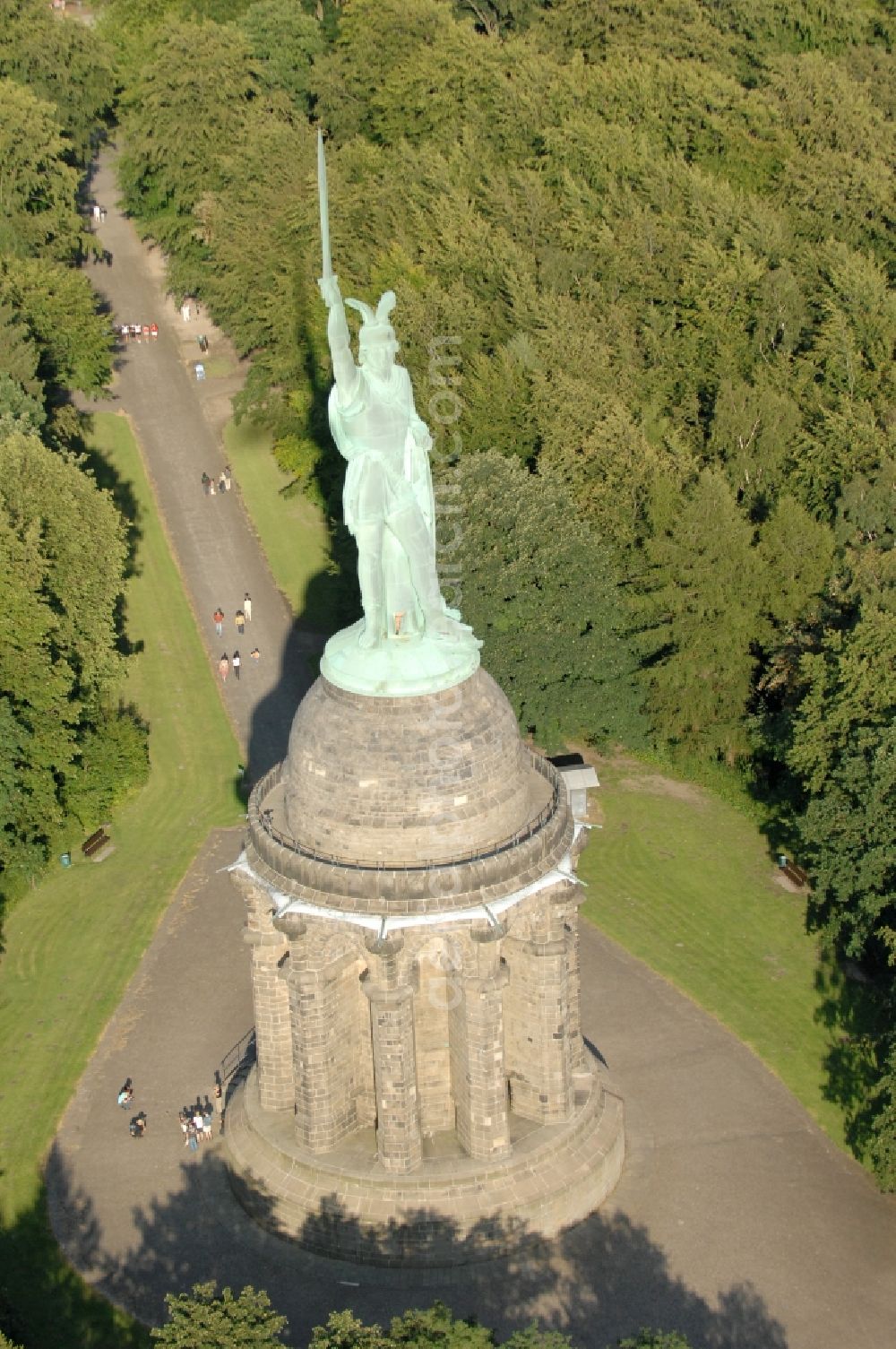 Detmold from the bird's eye view: Tourist attraction of the historic monument Hermannsdenkmal on forest Teuteburger Wald in Detmold in the state North Rhine-Westphalia