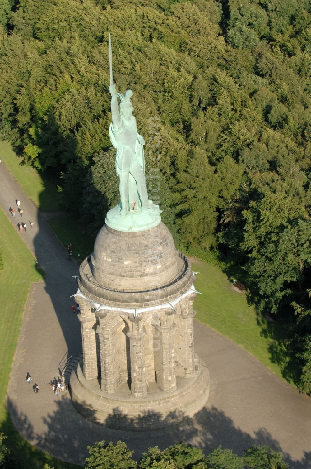 Aerial image Detmold - Tourist attraction of the historic monument Hermannsdenkmal on forest Teuteburger Wald in Detmold in the state North Rhine-Westphalia