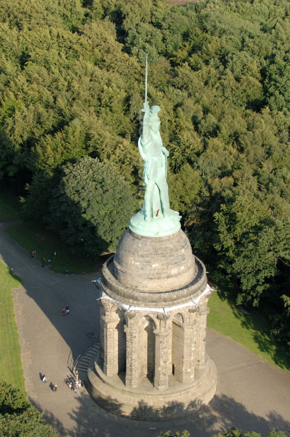 Aerial photograph Detmold - Tourist attraction of the historic monument Hermannsdenkmal on forest Teuteburger Wald in Detmold in the state North Rhine-Westphalia