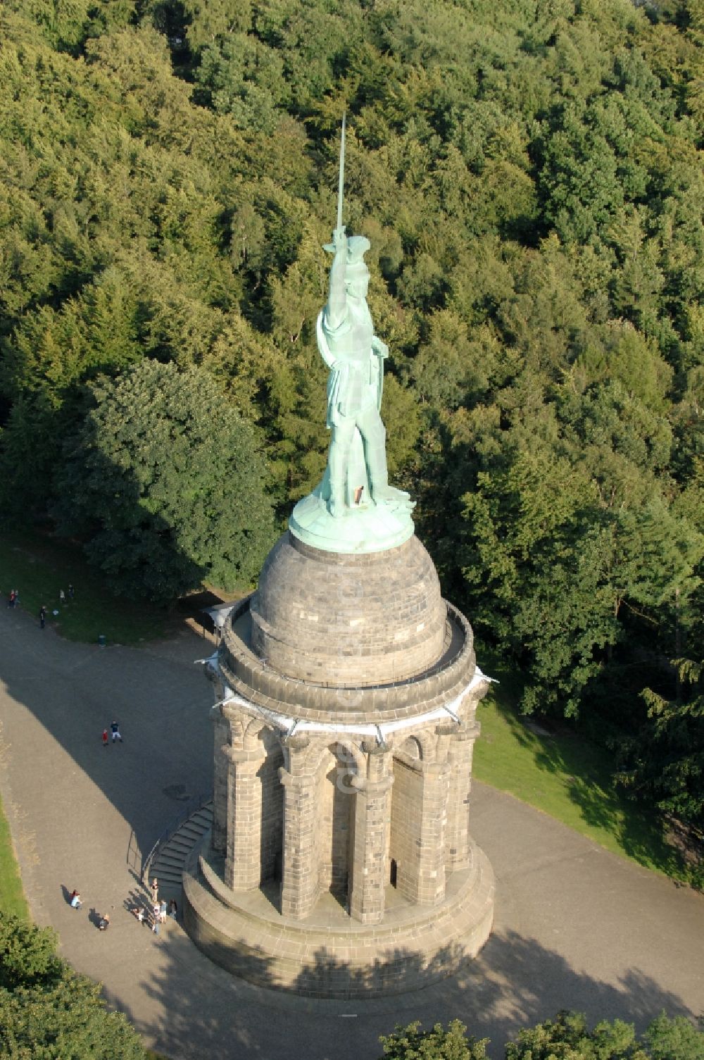 Detmold from above - Tourist attraction of the historic monument Hermannsdenkmal on forest Teuteburger Wald in Detmold in the state North Rhine-Westphalia