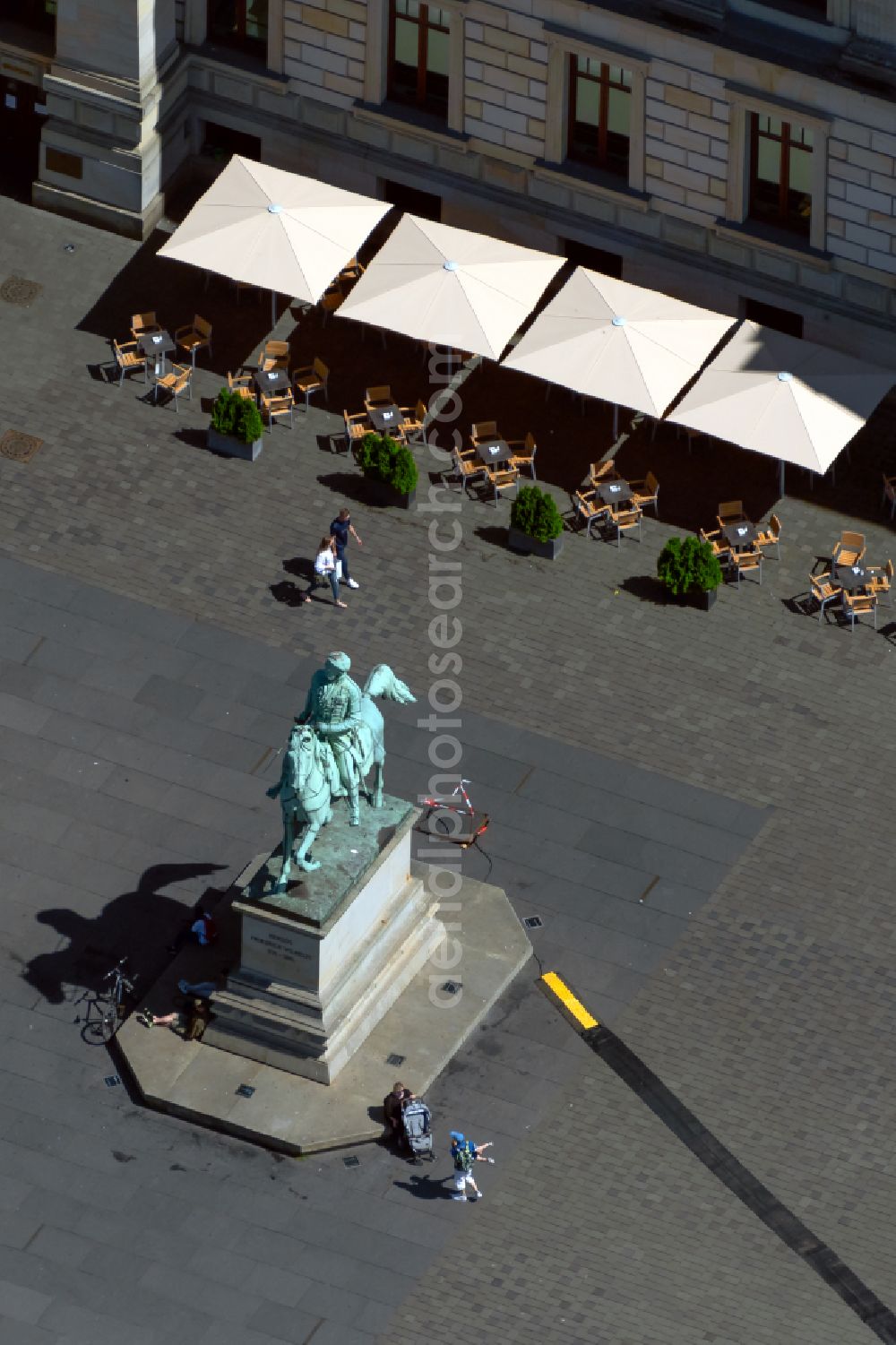 Braunschweig from the bird's eye view: Tourist attraction of the historic monument Herzog Friedrich Wilhelm in Brunswick in the state Lower Saxony, Germany