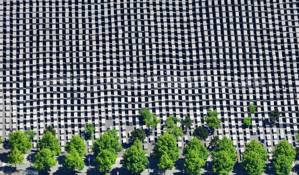 Aerial image Berlin - Tourist attraction of the historic monument Holocaust Mahnmal an der Hannah-Arendt-Strasse in the district Mitte in Berlin in Germany