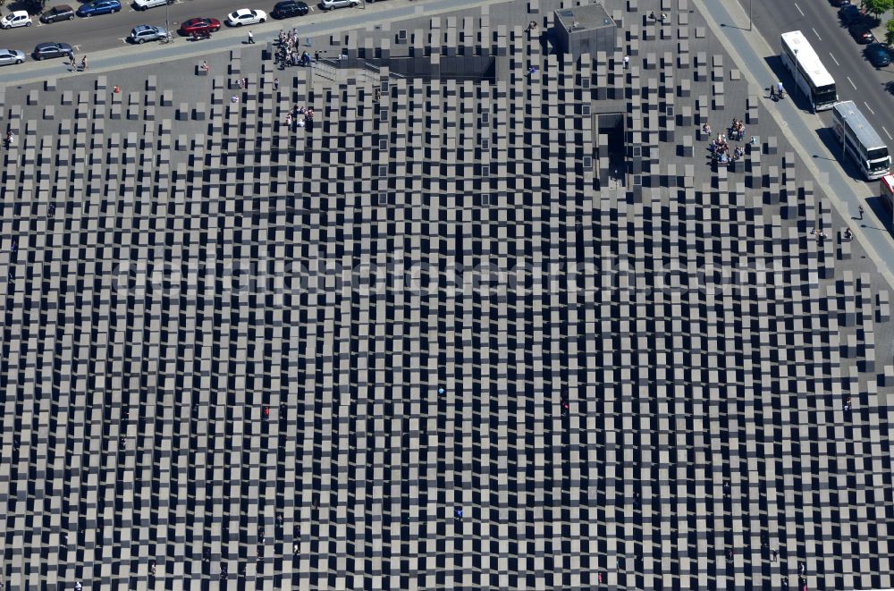 Aerial photograph Berlin - Tourist attraction of the historic monument Holocaust Mahnmal an der Hannah-Arendt-Strasse in the district Mitte in Berlin in Germany