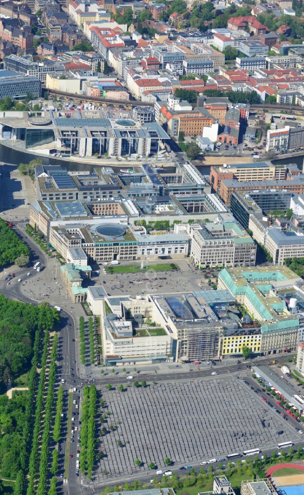 Berlin from the bird's eye view: Tourist attraction of the historic monument Holocaust Mahnmal an der Hannah-Arendt-Strasse in the district Mitte in Berlin in Germany