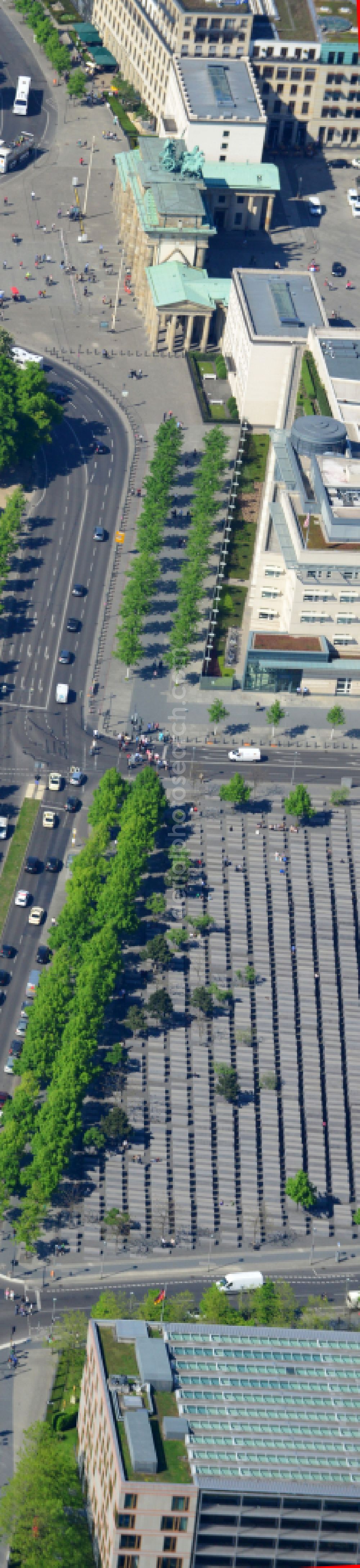 Aerial image Berlin - Tourist attraction of the historic monument Holocaust Mahnmal an der Hannah-Arendt-Strasse in the district Mitte in Berlin in Germany