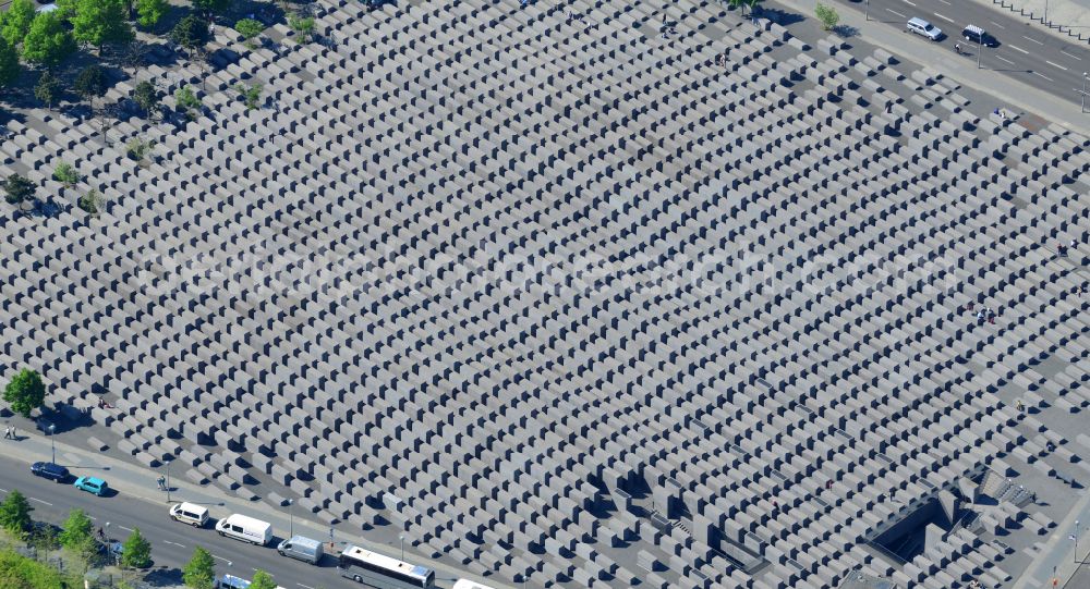 Berlin from the bird's eye view: Tourist attraction of the historic monument Holocaust Mahnmal an der Hannah-Arendt-Strasse in the district Mitte in Berlin in Germany