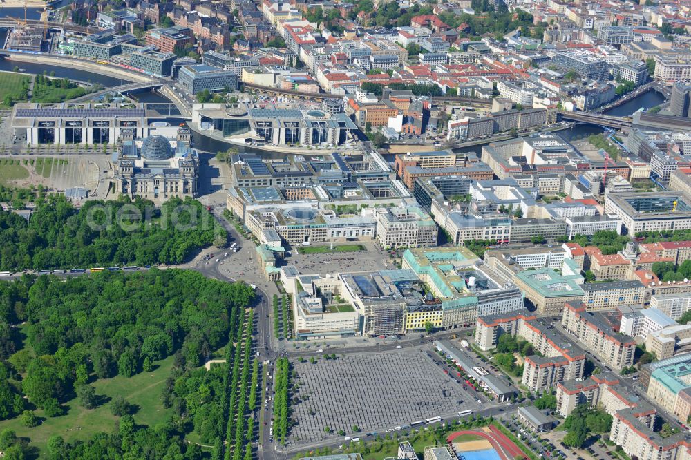 Berlin from the bird's eye view: Tourist attraction of the historic monument Holocaust Mahnmal an der Hannah-Arendt-Strasse in the district Mitte in Berlin in Germany