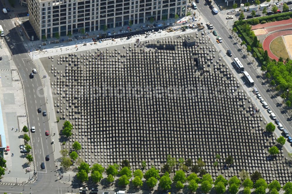 Aerial photograph Berlin - Tourist attraction of the historic monument Holocaust Mahnmal an der Hannah-Arendt-Strasse in the district Mitte in Berlin in Germany