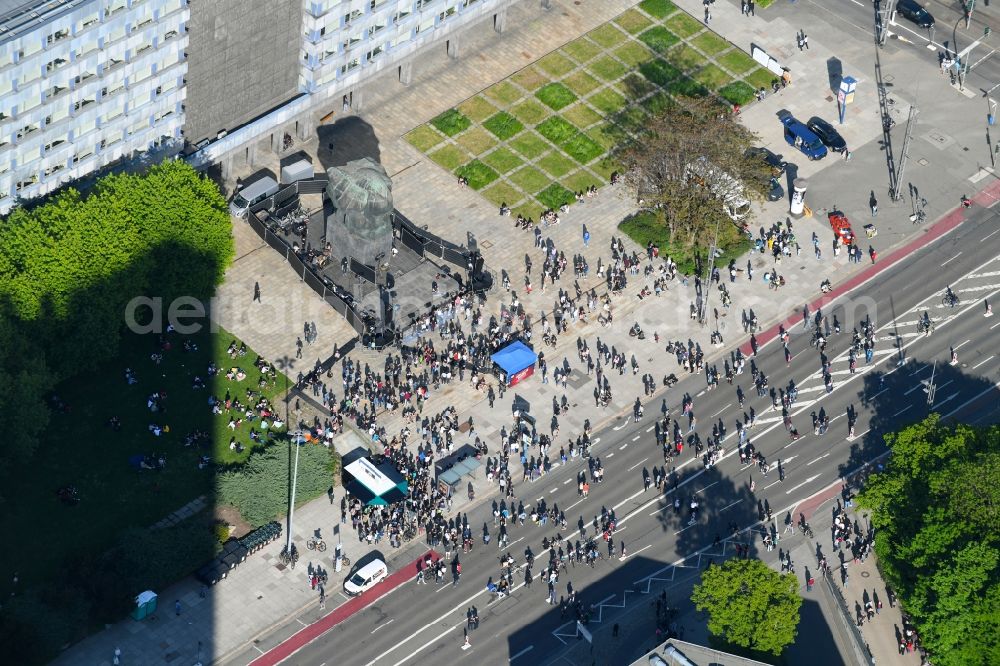 Aerial photograph Chemnitz - Tourist attraction of the historic monument Karl-Marx-Monument on Brueckenstrasse in the district Zentrum in Chemnitz in the state Saxony, Germany