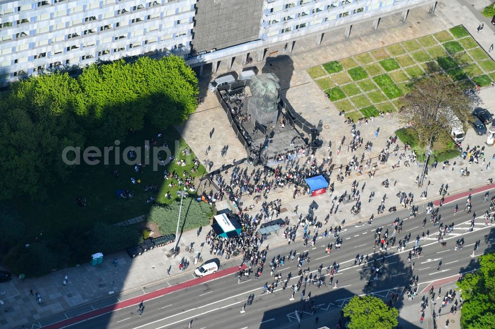 Chemnitz from above - Tourist attraction of the historic monument Karl-Marx-Monument on Brueckenstrasse in the district Zentrum in Chemnitz in the state Saxony, Germany