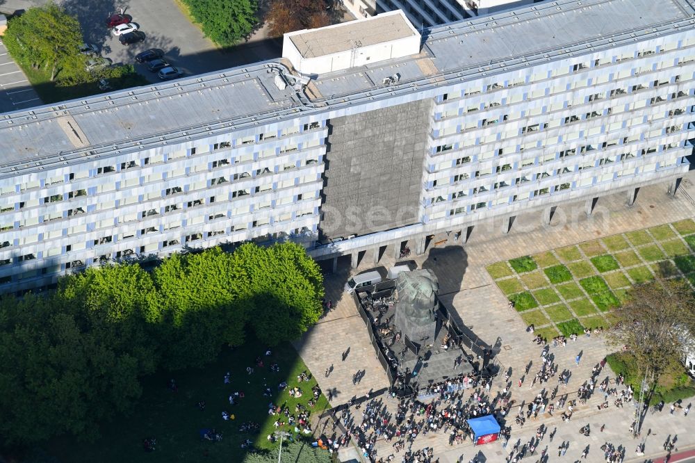 Chemnitz from the bird's eye view: Tourist attraction of the historic monument Karl-Marx-Monument on Brueckenstrasse in the district Zentrum in Chemnitz in the state Saxony, Germany