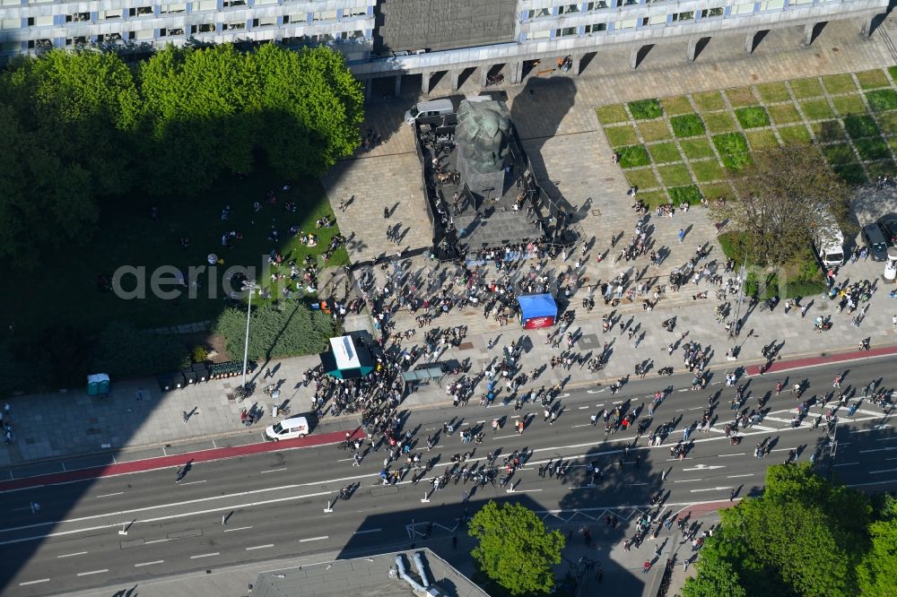 Aerial image Chemnitz - Tourist attraction of the historic monument Karl-Marx-Monument on Brueckenstrasse in the district Zentrum in Chemnitz in the state Saxony, Germany