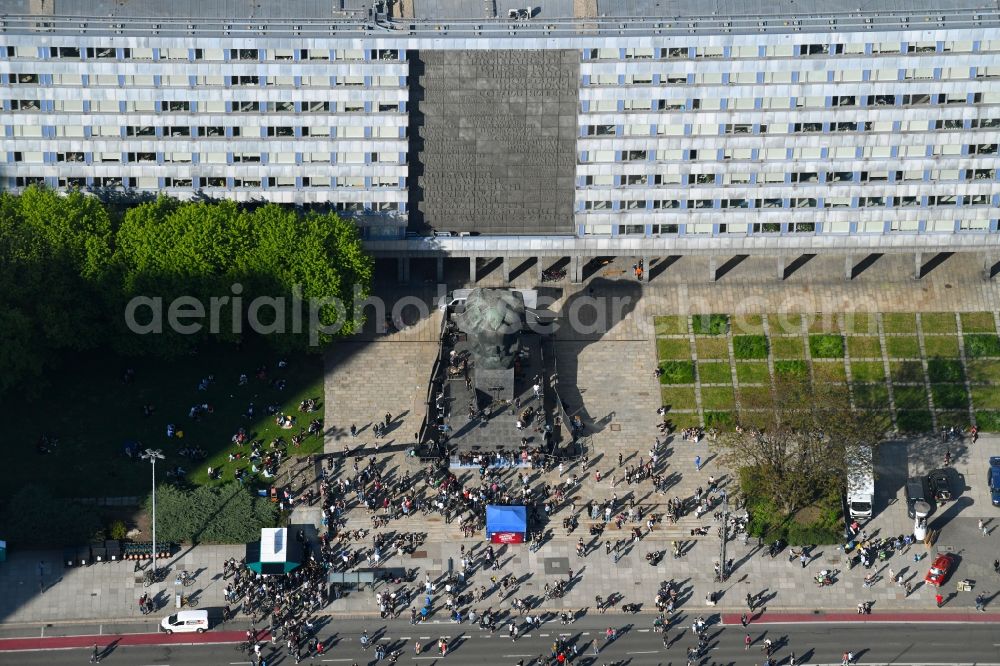 Aerial photograph Chemnitz - Tourist attraction of the historic monument Karl-Marx-Monument on Brueckenstrasse in the district Zentrum in Chemnitz in the state Saxony, Germany