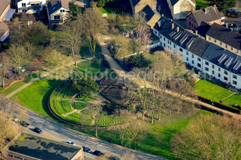 Rees from the bird's eye view: Historic monument Kriegerdenkmal (Soldier memorial) on Wallstrasse in Rees in the state of North Rhine-Westphalia