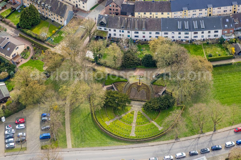 Rees from above - Historic monument Kriegerdenkmal (Soldier memorial) on Wallstrasse in Rees in the state of North Rhine-Westphalia