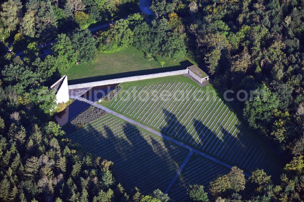 München from above - Tourist attraction of the historic monument of Kriegsgraeberstaette on Tischlerstrasse in the district Hadern in Munich in the state Bavaria, Germany