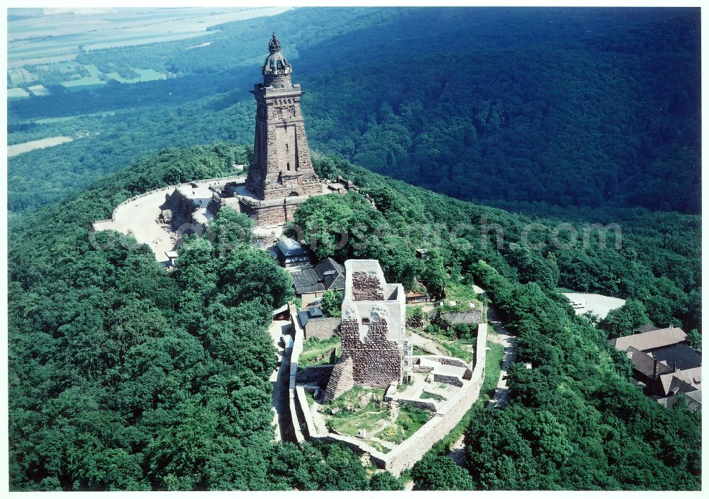 Aerial image Kyffhäuserland - Tourist attraction of the historic monument Kyffhaeuserdenkmals bei Steinthaleben in Kyffhaeuserland in the state Thuringia