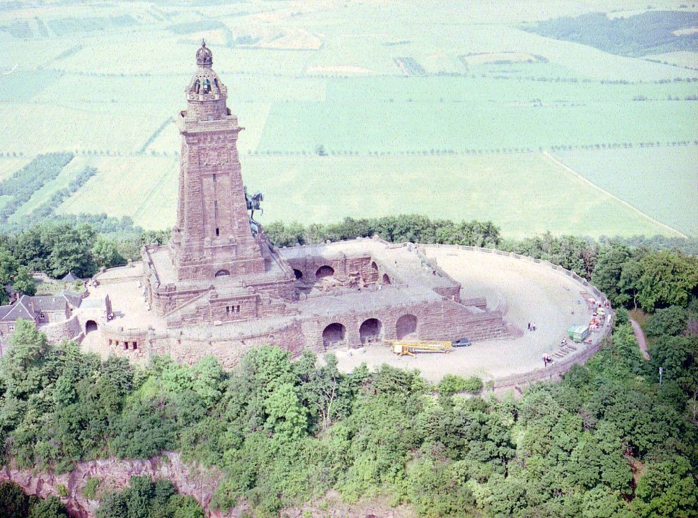 Kyffhäuserland from the bird's eye view: Tourist attraction of the historic monument Kyffhaeuserdenkmals bei Steinthaleben in Kyffhaeuserland in the state Thuringia