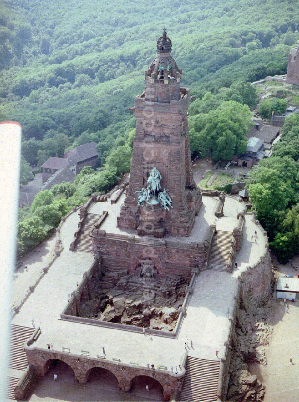 Kyffhäuserland from the bird's eye view: Tourist attraction of the historic monument Kyffhaeuserdenkmals bei Steinthaleben in Kyffhaeuserland in the state Thuringia