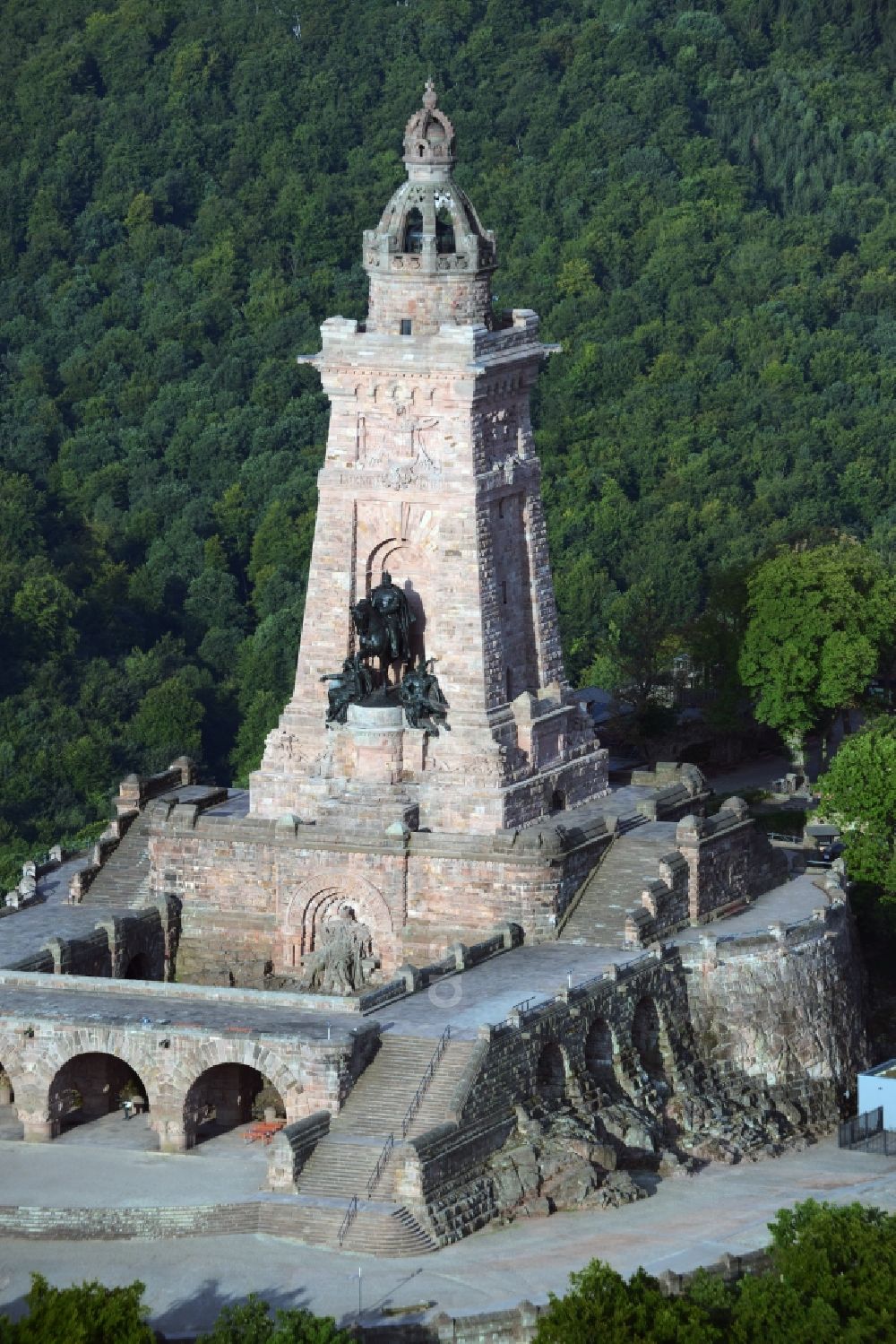 Kyffhäuserland from the bird's eye view: Tourist attraction of the historic monument Kyffhaeuserdenkmals bei Steinthaleben in Kyffhaeuserland in the state Thuringia