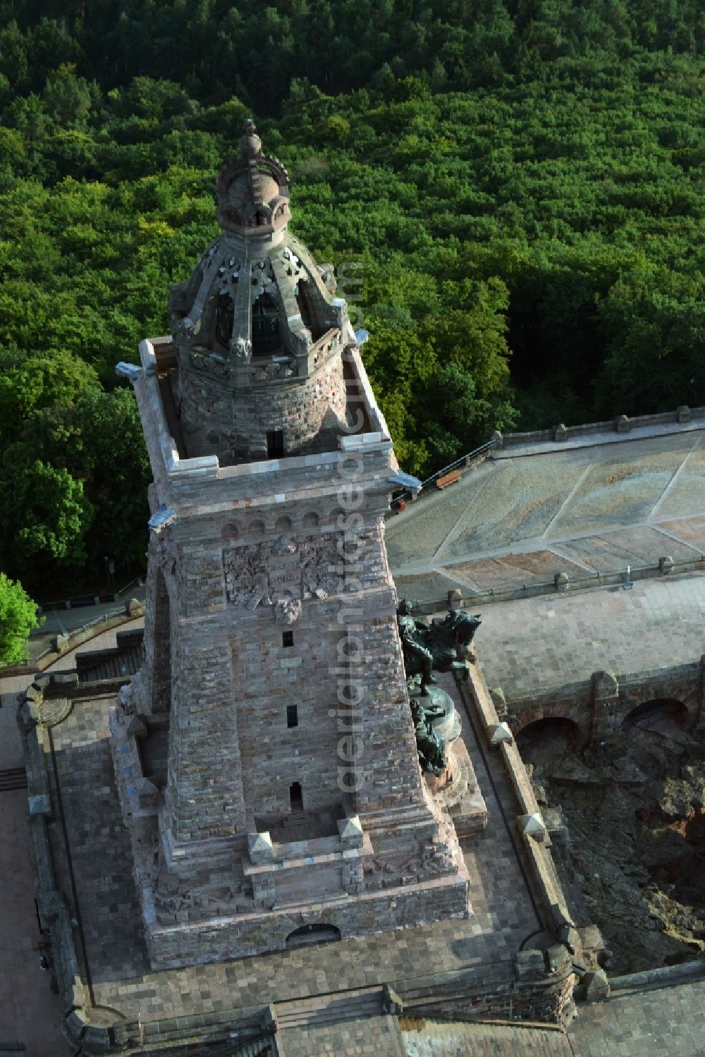 Aerial image Kyffhäuserland - Tourist attraction of the historic monument Kyffhaeuserdenkmals bei Steinthaleben in Kyffhaeuserland in the state Thuringia