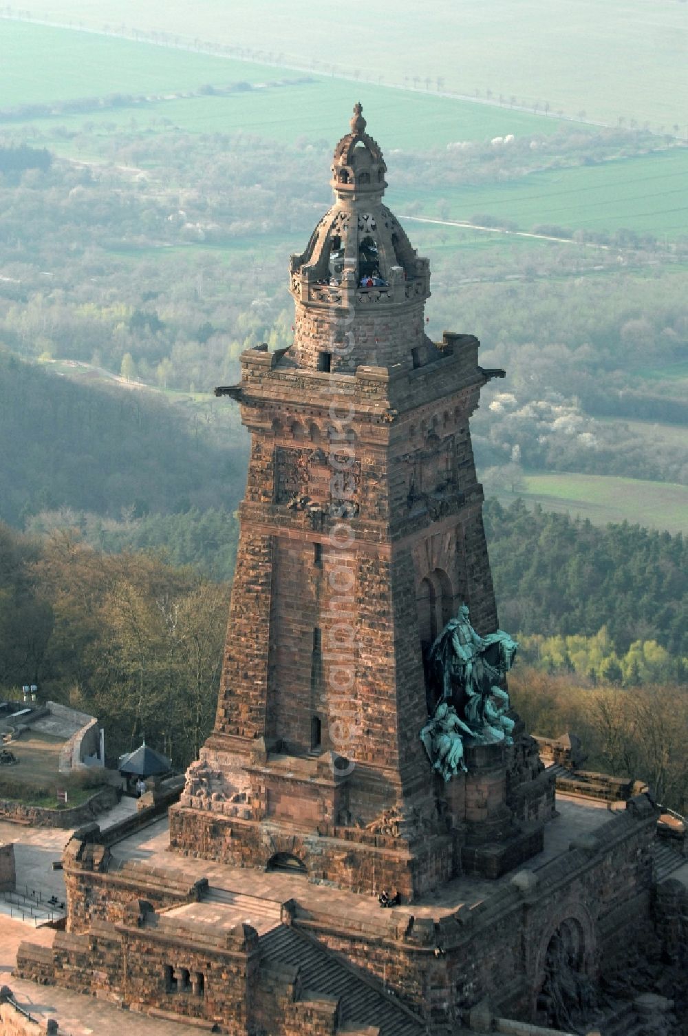 Aerial photograph Steinthaleben - Tourist attraction of the historic monument Kyffhaeuserdenkmals bei Steinthaleben in Kyffhaeuserland in the state Thuringia