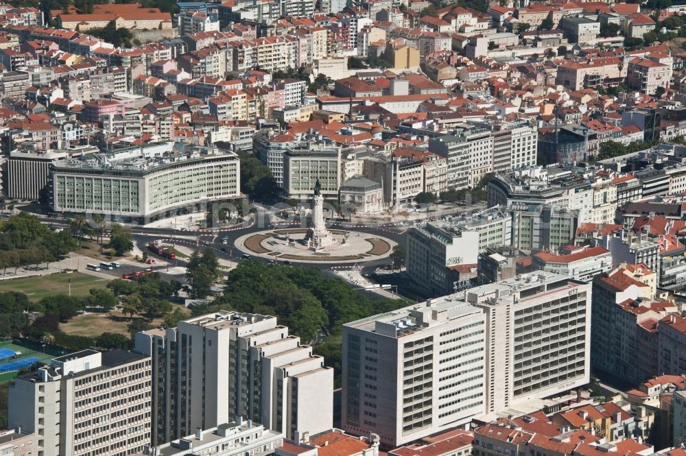 Lissabon from the bird's eye view: Tourist attraction of the historic monument Marques de Pombal on Marques de Pomba in Lisbon in Lisbon, Portugal