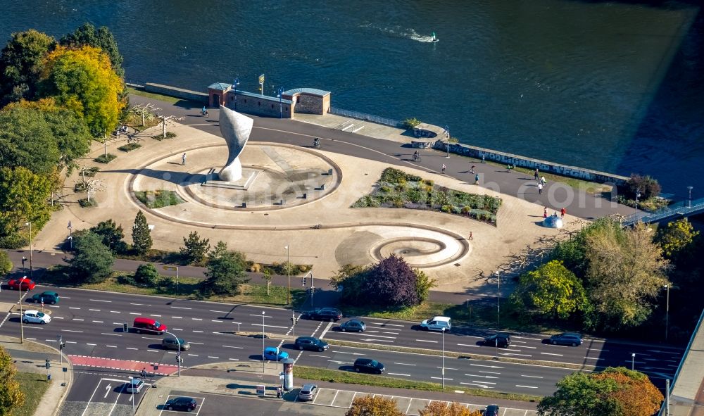 Magdeburg from the bird's eye view: Tourist attraction of the historic monument Monument of Voelkerfreundschaft in the district Zentrum in Magdeburg in the state Saxony-Anhalt, Germany