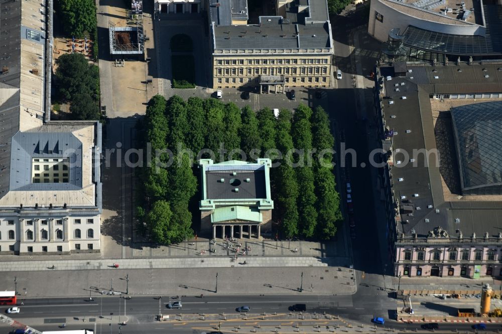 Aerial photograph Berlin - Tourist attraction of the historic monument Neue Wache - Unter den Linden in Berlin, Germany