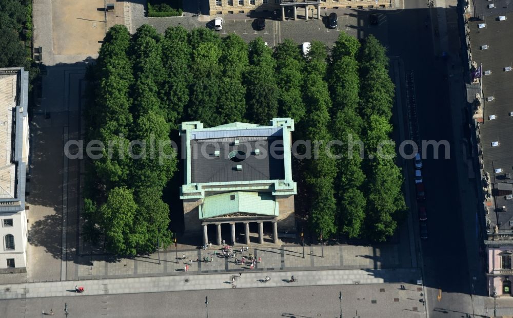 Aerial photograph Berlin - Tourist attraction of the historic monument Neue Wache - Unter den Linden in Berlin, Germany