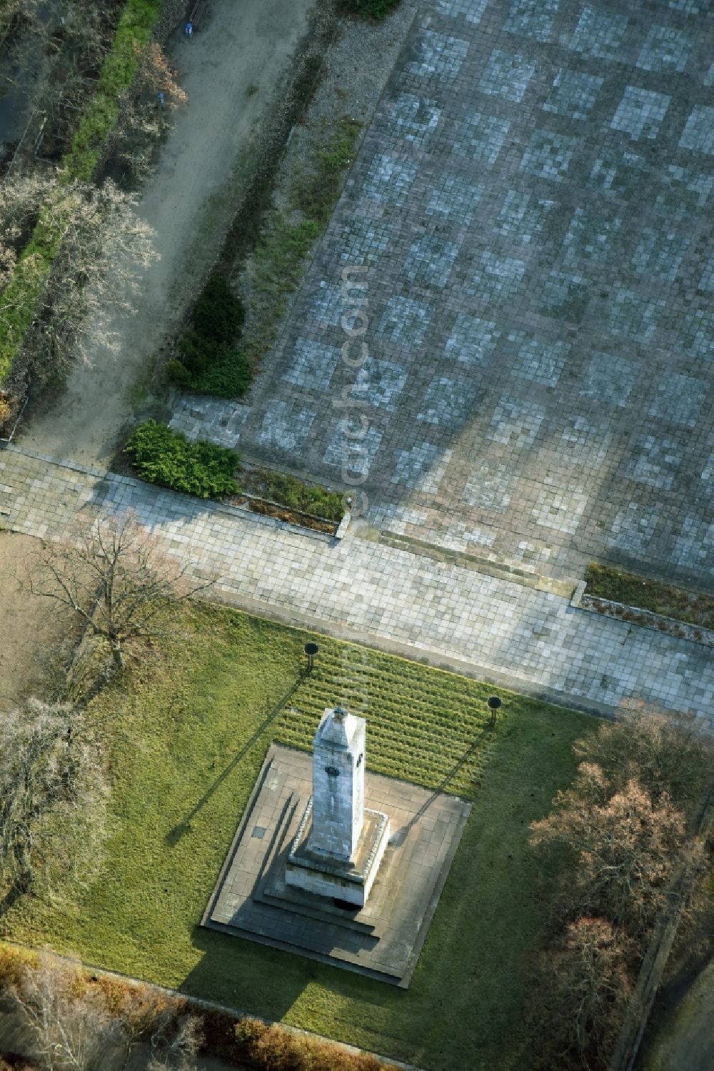 Aerial photograph Eisenhüttenstadt - Tourist attraction of the historic monument the Russian- Soviet memorial at the place of remembrance in Eisenhuettenstadt in the state Brandenburg